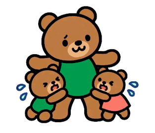 泣いている子どもたちをあやすお父さんくま
